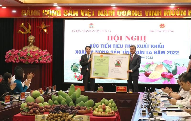 Trao Giấy chứng nhận đăng ký nhãn hiệu cho 03 sản phẩm của tỉnh Sơn La